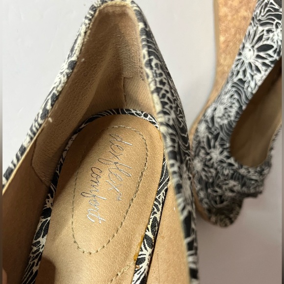 DexFlex Comfort Women’s Black & White Floral Cork Wedge Heels, Size 7 W - Picture 9 of 11